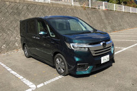 「スマートパーキングアシストシステム」の誘導に従って駐車したところ。2つの駐車スペースの間で止まってしまったほか、車両前方も白線から大きくはみ出している。（著者撮影）