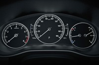 メーターパネルは3眼タイプで、センターには速度計がレイアウトされる。