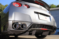 初期型「GT-R」向けの「クラブマンレーススペック」にも用意されていたスポーツチタンマフラー。重量は9.4kgと、純正品より実に8kgもの軽量化を実現している。なお「中期型」では現在、認証確認中とのこと。