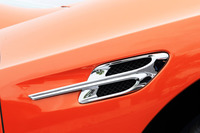 「B」マークをかたどった装飾（写真）が、フロントフェンダーの後部に施される。