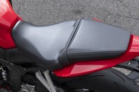 フルカウルのスポーツモデルだけに、シート高は810mmと高め。エンジンも並列4気筒で幅があり、かつ小さいとはいえ「E-Clutch」の張り出しもあるので、足つきに不安を感じる人は、「またがったままチョコチョコ移動」というのは避けたほうが無難だろう。