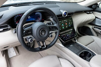 「モデナ」のインストゥルメントパネルまわり。操作系はICEVもBEVも基本的に共通で、スタート／ストップスイッチやドライブモードのコントローラーはステアリングホイールに、押しボタン式のシフトセレクターはセンタークラスターに配置されている。