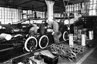 フォードは随時ハイランドパーク工場の効率化を推し進め、1913年に自動車工場として初のアッセンブリーラインを導入。一日1000台を超える量産体制を実現した。