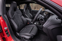 試乗車ではMスポーツシート、Mシートベルト、アダプティブサスペンションからなるオプションの「デビューパッケージ」が選択されていた。