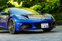 フロントのエアブレードやサイドシルなどはグロスブラックで仕立てられる。オプションでルーフパネル等もブラックに変更できる。