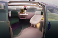 「ビジョンアーバノート」のドアは、ボディーサイドに設けられたスライドドア1つのみ。運転席に座る際も、ここから車内に乗り込む。