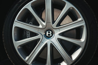 標準で装着される、10スポークの21インチアルミホイール。試乗車にはピレリの「Pゼロ」タイヤが組み合わされていた。