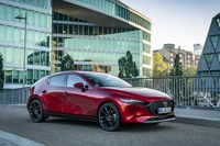 2019年10月に国内で販売される「マツダ3ファストバック」スカイアクティブX搭載車の価格は、310万円台から360万円台。スカイアクティブG 2.0搭載車の同じグレードに比べ、およそ70万円高く設定されている。