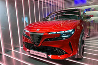 アルファ・ロメオは2024年4月16日、ミラノ改め「ジュニア」のサプライズ展示を、ファッションブランド、ラウスミアーニのウィンドウで行なった。詳細は本連載第856回参照。