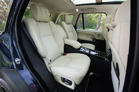 試乗車には後席が2人乗りとなる「リアエグゼクティブクラスシート」のオプションが装着されていた。中央の座席に代えてセンターコンソールが設置される。