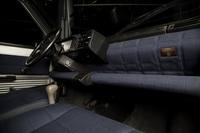 アニェッリの「パンダ4×4」はレストアにあたり、内装に名門服地メーカーであるヴィターレ・バルベリス・カノニコの生地が使われた。助手席側にはタグが縫い付けられている。