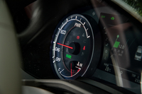 メーターパネルには、数字が宙に浮き上がったようなデザインを採用している。