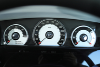 計器盤は、速度計が中央を占める。エンジン回転計の代わりに、出力の発生レベルを示すパワーメーター（写真左）が与えられる。
    