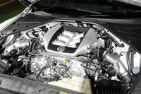 新型「GT-R」のエンジンは、職人がひとり一基ずつ組み立てを受け持つ。