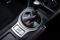 「スバルBRZ」には、6段MTと6段AT（写真）、2種類のトランスミッションが用意される。