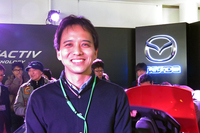 13年にわたって「NA」型を乗り続けてきたというこちらの男性は、新型「ロードスター」を前に「久々に欲しいと思える新車が出てきた」とのこと。買い替えの日は近い？
    