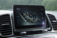 インストゥルメントパネルの中央に備わる8インチディスプレイ。カーナビやオーディオのほか、走行モードの設定も、この画面を介して行う。