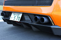 そしてリアディフューザーもカーボン製となる。駐車時の「ガヤルド・リバース」には、正直なところ、かなり気を使う。