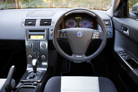 インパネデザインは3車ともソックリ（写真はS40）。わずかに傾斜が異なる「C30」だけ、ダッシュボード上に純正ナビが付けられない。