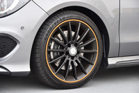 「18インチAMGマルチスポークアルミホイール」もオレンジのラインで飾られる。標準車（17インチ）と比べ、直径は1インチ大きい。ドリル孔のあるディスクローターも特別装備の一つ。