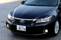 空気の流れをイメージしてデザインされた、フロントまわり。床下に整流パーツを据え付けるなど、実際の空力性能も配慮されている。