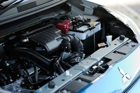 エンジンは1リッター3気筒のみ。「コルト」に搭載されていた4気筒から1気筒を切って3気筒にしたものだ。吸気側バルブを可変化し、コンベンショナルなポート噴射を採用する。