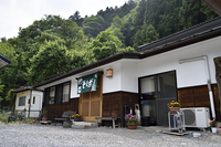 国道140号沿いに駐車場があり、そこから階段＆坂道を10メートルほど登るとお店がある。