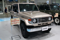 懐かしい当時モノの「ランクル70」。再販される今の70とは、まったく異なるフロントまわりのデザインが、哀愁漂いまくりで泣かせる。
    