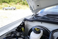 対歩行者の事故の際に、ボンネットを約70mm押し上げてエンジンとの間に衝撃を吸収する空間を設ける、アクティブボンネットのアクチュエーター。