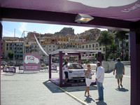 iQプロトタイプがディスプレイされたイベント会場。