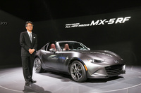 「マツダMX-5 RF（日本名：ロードスターRF）」と、ロードスターの開発主査を務めるマツダの山本修弘（やまもと のぶひろ）氏。