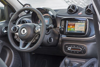 「フォーフォー」のダッシュボードデザインは基本的に「フォーツー」と同じ。
    