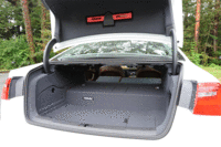 トランク内にはリチウムイオンバッテリーが設置される。（写真をクリックすると後席を倒した様子が見られます）