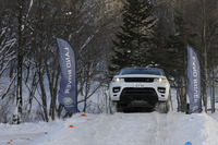 ヒルクライムエリアを行く「レンジローバー スポーツ」。