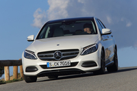 「C400 4MATIC」の4WDシステムは、前：後ろ＝45：55の比率で、駆動力を配分している。
    