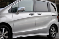 特徴的なサイドのキャラクターライン。パネルの成型に際して生産部門は苦労したという。