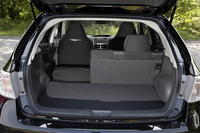 ストラットの侵入が減ったので、ラゲッジスペースがスクエアになった。9インチゴルフバッグ2個を横置きできるという。