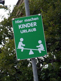 「子供休暇中」を示すシーソーのマーク。（写真2）