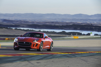 「Fタイプ R クーペ」は0-100km/h加速4.2秒という動力性能を実現。最高速については、リミッターにより300km/hに抑えられている。