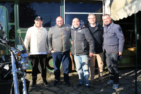 駐車場部門と中古車部門の全員集合。一番左が社長のマヌエッロ・カプートさん、左から3番目が駐車場部門のアンドレアさん。