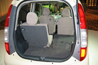 
	リアシートは、シートバックを前に倒したあと、全体が床と面一になるように格納できる。
	 