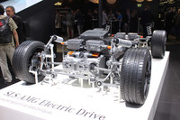 「SLS AMGクーペ エレクトリックドライブ」のローリングシャシー。