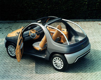 「TRIS」に先駆け、1996年にフィオラヴァンティが提案した「NYCE」。この時点で、すでに左右ドア、前後パンパーの共通化が試みられている。（写真＝フィオラヴァンティ）