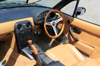 車内の収納は最小限で、ドリンクホルダーはなし。センターコンソールに備わる四角い灰皿が、時代を感じさせる。
    