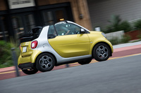 横浜市街を走る「フォーツーカブリオ ターボ リミテッド」。ボディーサイドの「トリディオンセーフティセル」の色は、車体色にかかわらずシルバーとなる。