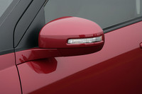 外観上の従来型との識別点は、ヘッドランプからのラインがフロントバンパーを縦断している点。結果としてフロントグリルの迫力がやや増した。「XL」と「XS」グレードのドアミラーにはLEDのウインカーランプが内蔵される。