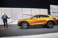 スペインのセアトが公開したSUVコンセプトの「20V20」。
    