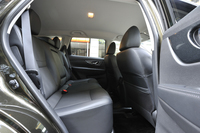 クラストップレベルの広さがうたわれる後席まわり。シートは6：4の分割可倒式で、中央にはドリンクホルダー付きのアームレストが備わる。
    