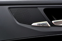 意外なところに日本ブランド。「シエロ」には日本のオーディオブランド「DENON（デノン）」のスピーカーシステムが装着されている。