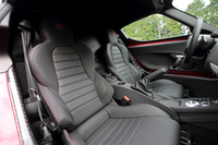 シートの仕様は全部で4種類。いずれもホールド性を重視したハイバックタイプで、ヘッドレストにアルファ・ロメオのエンブレムが刺しゅうされている。